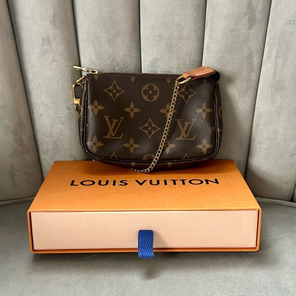 Louis Vuitton Monogram Mini Pochette - Picture 10 of 10